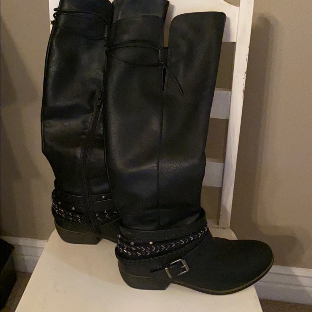 Boots - Picture 3 of 6